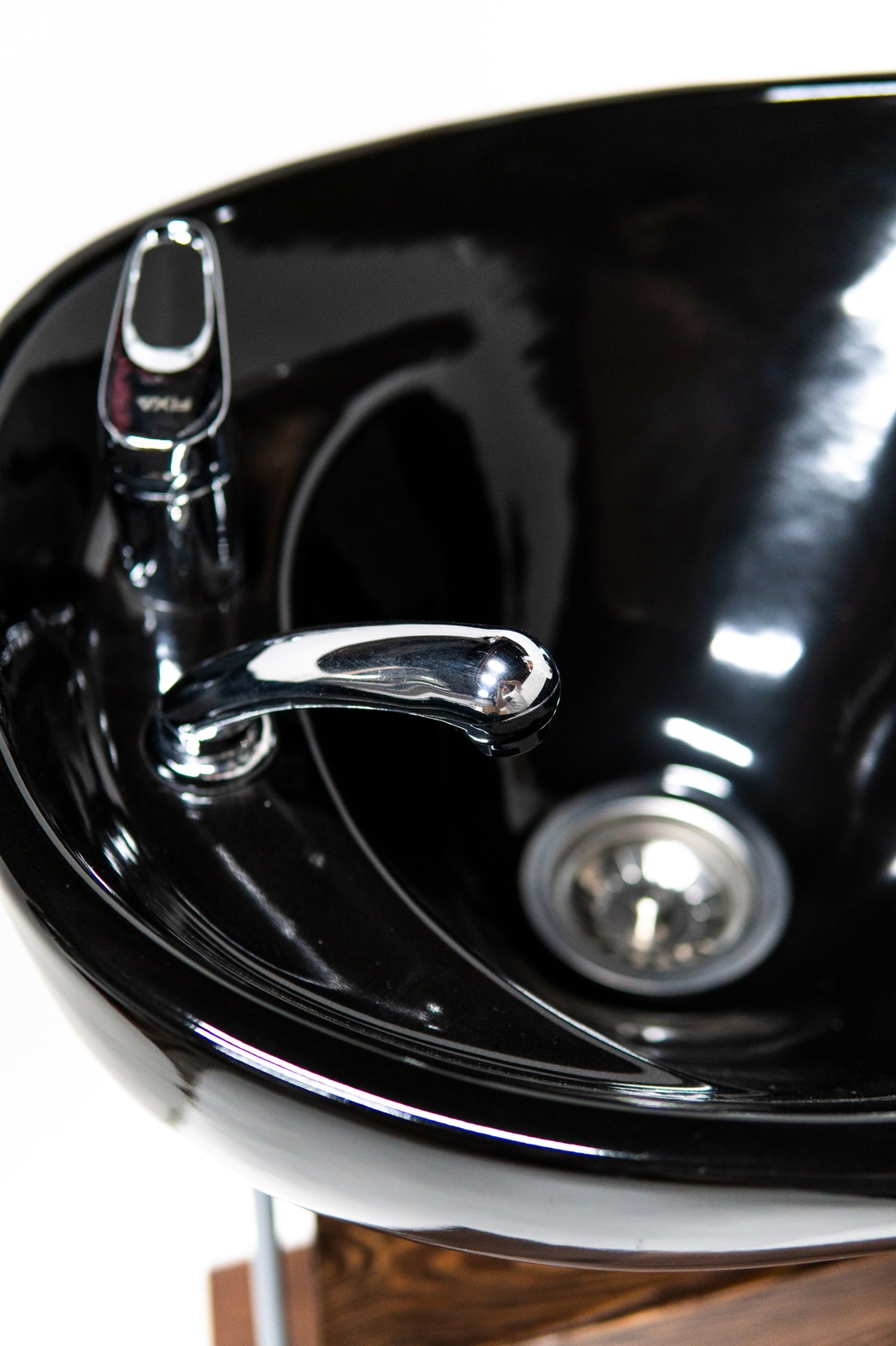 Cresis Global Barber Equipment Barber Chair CRY 117: Premium Hydraulic Recliner 10 Cresis Global Barber Equipment Barber Chair CRY 117: Premium Hydraulic Recliner - Image 10