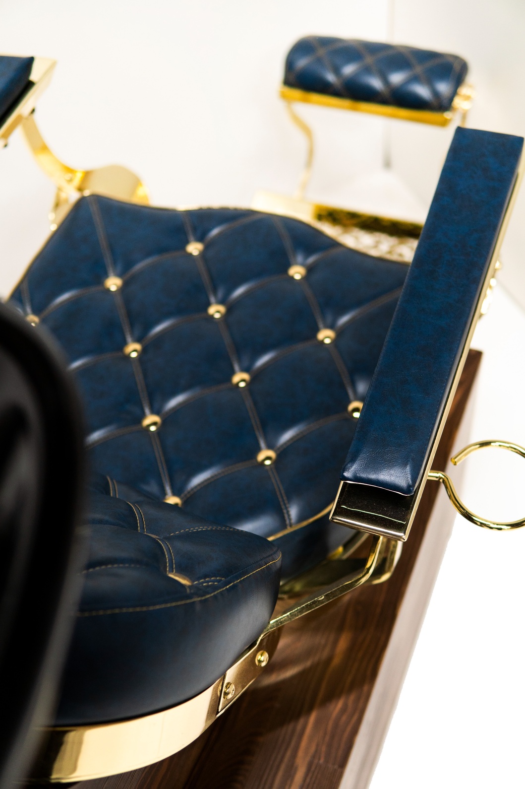 Cresis Global Barber Equipment Barber Chair CRY 117: Premium Hydraulic Recliner 11 Cresis Global Barber Equipment Barber Chair CRY 117: Premium Hydraulic Recliner - Image 11