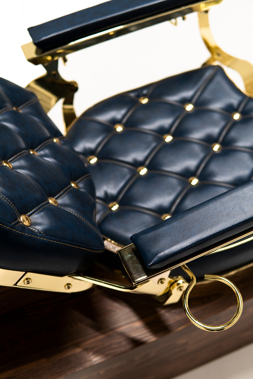 Cresis Global Barber Equipment Barber Chair CRY 117: Premium Hydraulic Recliner 6 Cresis Global Barber Equipment Barber Chair CRY 117: Premium Hydraulic Recliner - Image 6